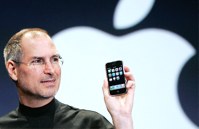 Steve Jobs präsentiert das erste iPhone